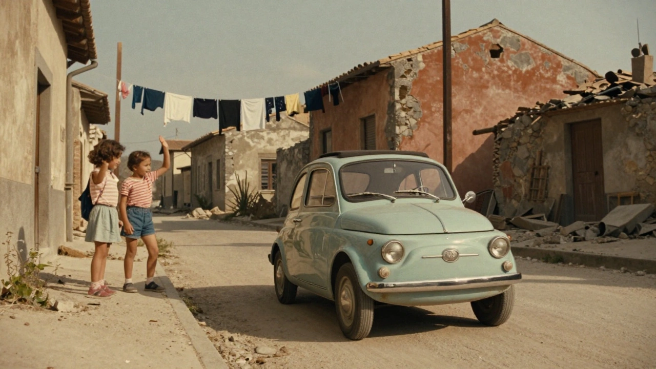 Malý Fiat 500 Topolino jede vesnicí po válce, děti vlnou.